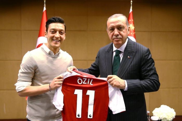 Chỉ vài tuần trước khi giải đấu diễn ra, Ozil còn bận chạy sô quảng cáo. Ảnh: RT Chỉ vài tuần trước khi giải đấu diễn ra, Ozil còn bận chạy sô quảng cáo. Ảnh: RT
