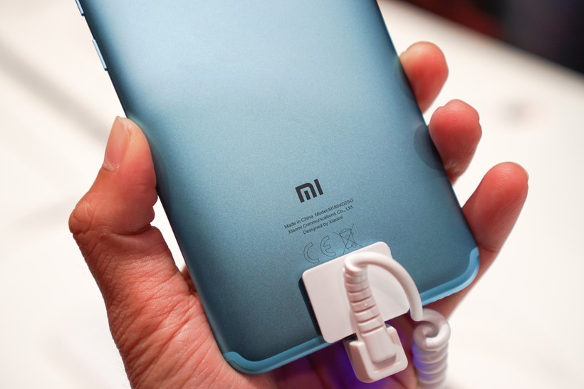 Mi A2 trang bị chuẩn kết nối Type C trong khi Mi A2 Lite dùng chuẩn Micro USB