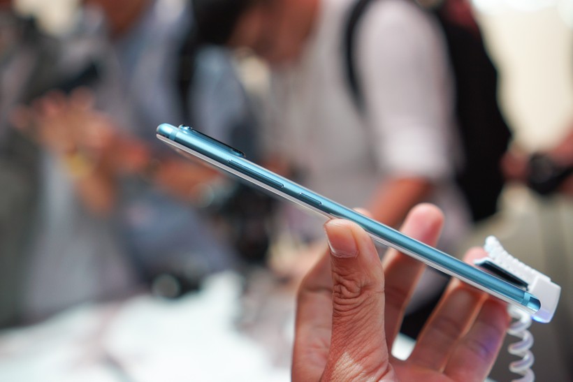 Cụm phím nguồn và âm lượng bên viền phải của Mi A2