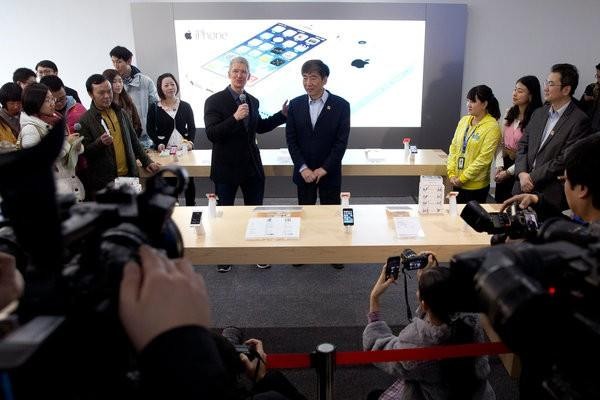 Ông Cook xuất hiện trong lễ mở bán iPhone của China Mobile vào năm 2014. Ảnh: AP