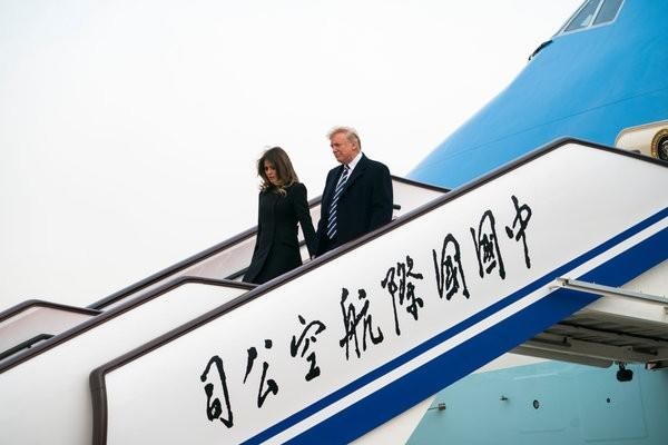 Tổng thống Donald Trump và vợ Melaina trong chuyến công du tới Bắc Kinh. Ảnh: New York Times