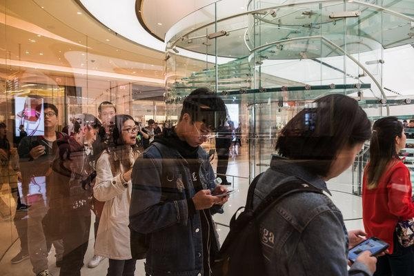 Apple sở hữu 41 chuỗi cửa hàng tại Trung Quốc với doanh số lên tới hàng trăm triệu chiếc iPhone bán ra mỗi năm. Ảnh: Bloomberg