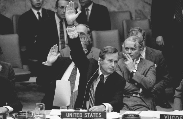 George H.W Bush tham gia một cuộc họp của Liên hợp Quốc năm 1972 với tư. các Đại sứ. Ảnh: AP