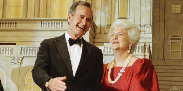 Tổng thống thứ 41 của Mỹ, George H.W Bush và Đệ nhất phu nhân Barbabra Bush. Ảnh: AP