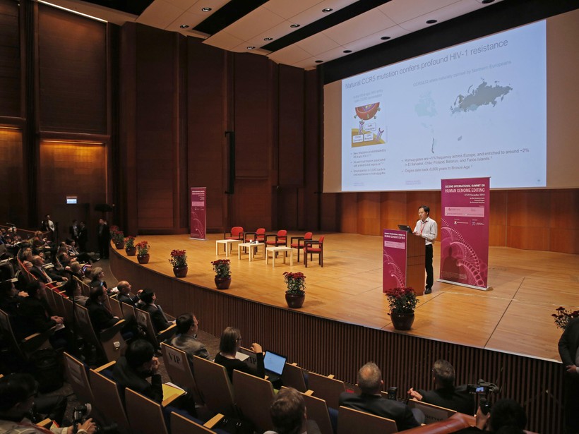 Ông Hạ Kiến Khuê phát biểu tại Hội nghị thượng đỉnh Quốc tế về chỉnh sửa gene lần thứ 2, diễn ra ở Hồng Kông vào ngày 28.11.2018. Ảnh: WBFO