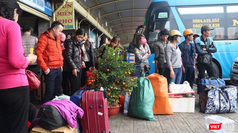 Ngoài vật dụng cá nhân, một gia đình tại bến Mỹ ĐÌnh còn đem theo mai, đào, quất về quê ăn Tết. Ngoài vật dụng cá nhân, một gia đình tại bến Mỹ ĐÌnh còn đem theo mai, đào, quất về quê ăn Tết.