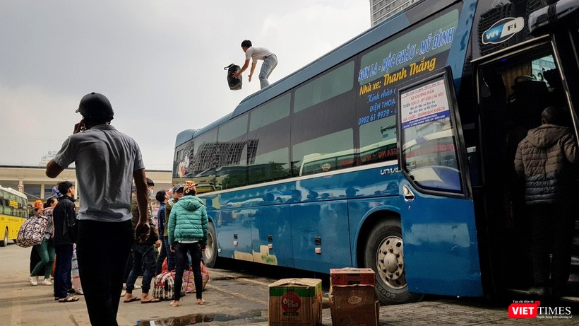 Các nhà xe huy động tối đa nhân lực nhằm phục vụ nhu cầu hành khách dịp cận Tết. Các nhà xe huy động tối đa nhân lực nhằm phục vụ nhu cầu hành khách dịp cận Tết.