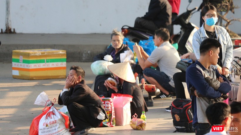 Hành khách bắt đầu đổ về bến xe Nước Ngầm và Mỹ Đình từ trước thềm Tết Nguyên đán. Hành khách bắt đầu đổ về bến xe Nước Ngầm và Mỹ Đình từ trước thềm Tết Nguyên đán.