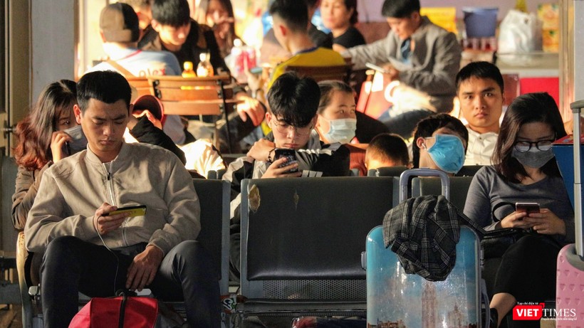 Hành khách ngồi chờ đến giờ xe chạy tại Bến xe Nước ngầm. Hành khách ngồi chờ đến giờ xe chạy tại Bến xe Nước ngầm.