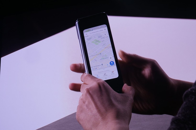 Máy ở chế độ điện thoại, hiển thị nội dung trên màn hình bên ngoài 4,6 inch. Ảnh: DT