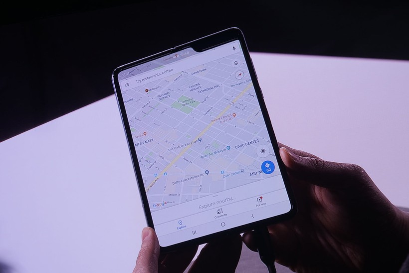 Khi mở ra để lộ màn hình Infinity Flex 7,3 inch bên trong. Ảnh: DT