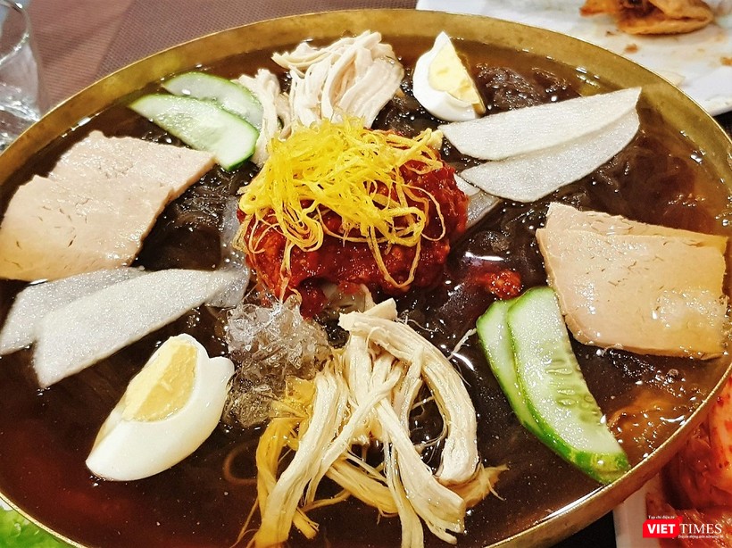 Món mỳ lạnh được bài trí bắt mắt và mang hương vị kết hợp giữa nhiều thành phần khác nhau. Món ăn này sẽ rất ngon nếu bạn thưởng thức vào mùa hè.