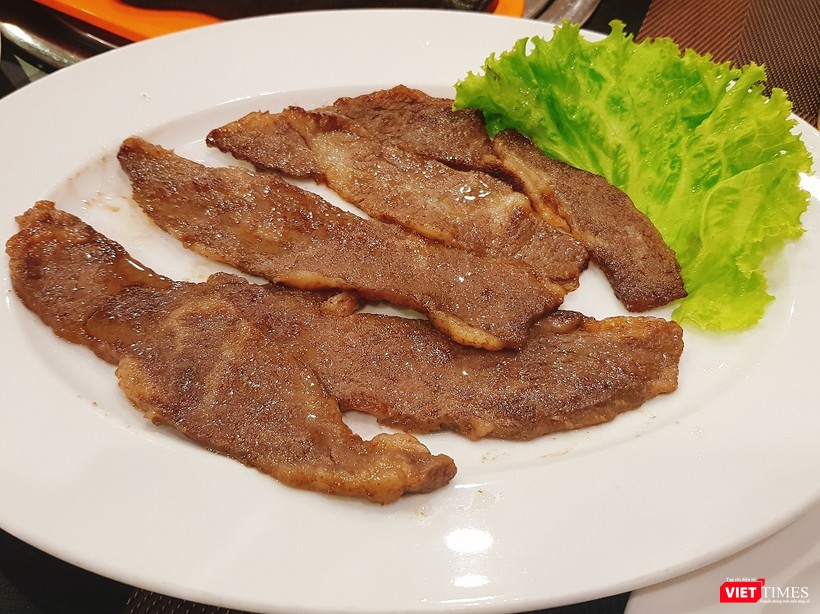 Món thịt bò Soe nướng với hương vị đậm đà, không gây ngấy. Được biết, từ xa xưa, dân tộc Triều Tiên đã có thói quen sống du mục. Họ thường chăn thả gia súc lớn như bò hoặc cừu.