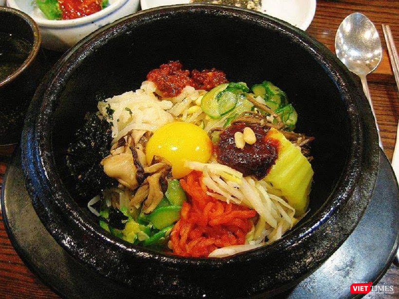 Cơm trộn (Bibimbap) là món ăn điển hình trong ẩm thực cả 2 miền Triều Tiên. Món này đã được phục vụ trong Hội nghị Thượng đỉnh Liên Triểu nằm 2018 giữa Chủ tịch Triều Tiên Kim Jong Un và Tổng thống Hàn Quốc Moon Jae In. Thành phần chính của món ăn này là cơm, đặt ở trên là namul (rau xào, tùy loại theo mùa) và tương ớt Koch’uchang. Các thành phần bổ sung phổ biến là trứng sống hoặc rán và thịt thái mỏng (thường là thịt bò).