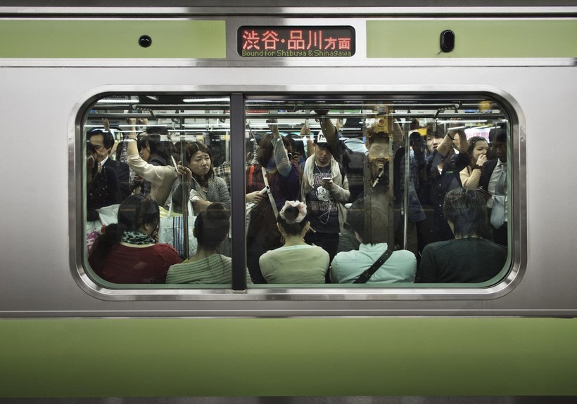 Nơi đông người như tàu điện ngầm là địa điểm hoạt động ưa thích của những kẻ biên thái có sở thích chụp ảnh "up-skirt" tại Nhật Bản. Ảnh: Engadget Nơi đông người như tàu điện ngầm là địa điểm hoạt động ưa thích của những kẻ biên thái có sở thích chụp ảnh "up-skirt" tại Nhật Bản. Ảnh: Engadget