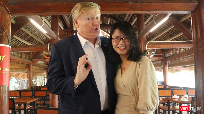 Bản sao Tổng thống Trump chụp ảnh cùng PV VietTimes. Bản sao Tổng thống Trump chụp ảnh cùng PV VietTimes.