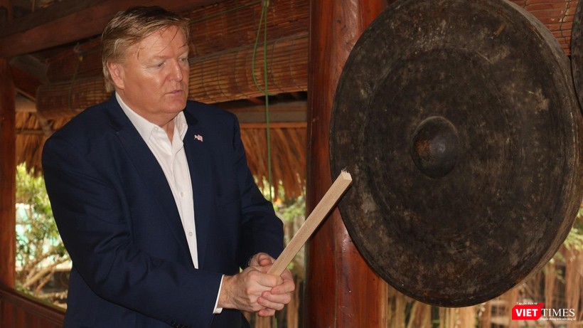 Bản sao Thổng thống Mỹ Donald Trump thích thú đánh thử chiêng, nhạc cụ truyền thống của Việt Nam. Bản sao Thổng thống Mỹ Donald Trump thích thú đánh thử chiêng, nhạc cụ truyền thống của Việt Nam.