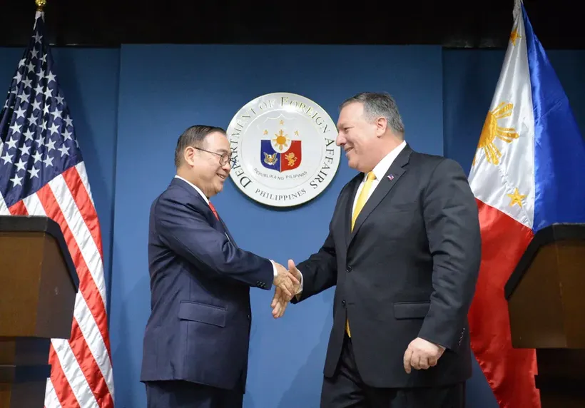 Bộ trưởng Ngoại giao Philippines Teodoro Locsin (trái) bắt tay với Ngoại trưởng Mỹ Michael Pompeo (phải) sau cuộc họp báo chung tại văn phòng đối ngoại ở Manila. Ảnh: CNET