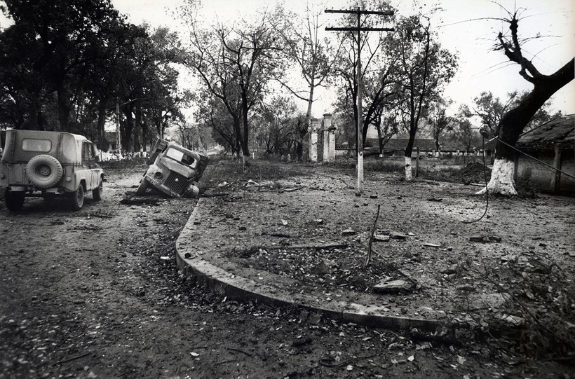 Vị trí gần ga Lạng Sơn, nơi xe của Nakamura bị mắc phải dây diện. Lúc này, xe ô tô của Takano đã đi trước.