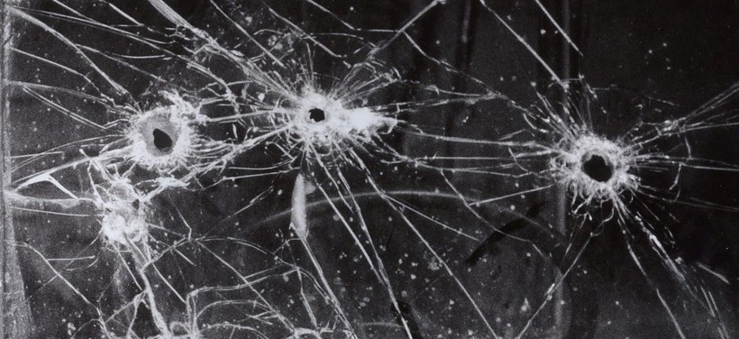 Đạn từ họng súng của binh lính Trung Quốc xuyên qua kính chắn gió, trúng đầu nhà báo Takano.