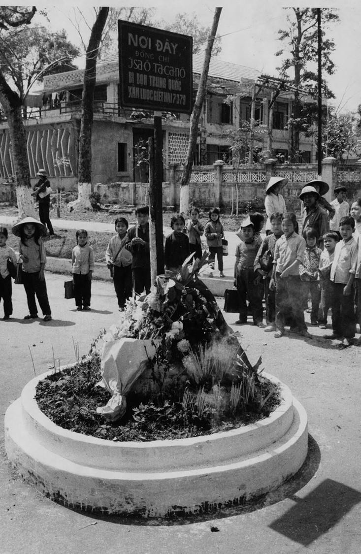 Bia tưởng niệm nhà báo quả cảm Takano Isao tại chính nơi anh hi sinh.