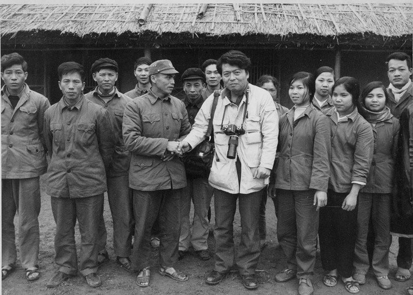 Ông Goro Nakamura (áo sáng) chụp ảnh cùng nhân dân Việt Nam.