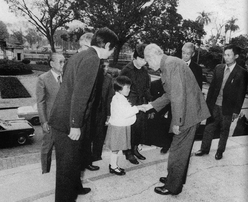 Con gái nhà báo Takano Isao (áo sáng) được đưa tới Việt Nam để tham dự lễ viếng cha.