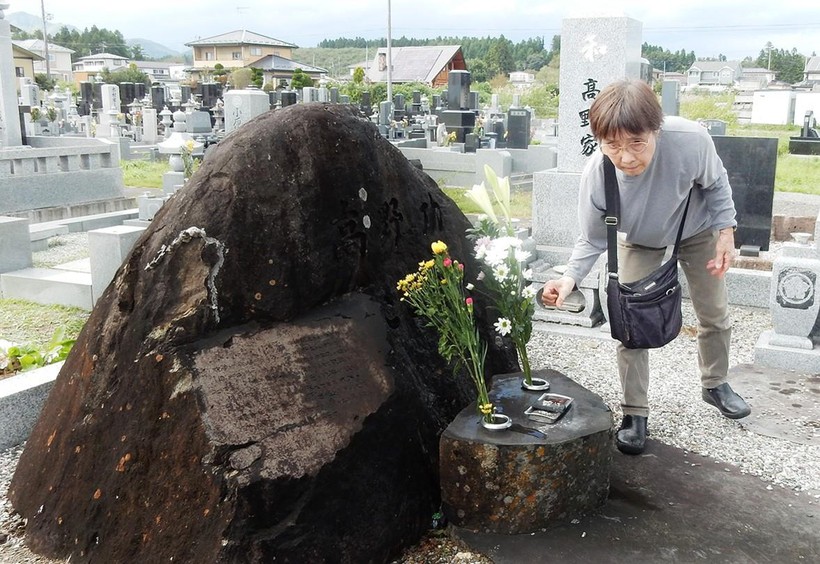 Con gái ông Takano Isao tới thắp hương tại mộ cha mình ở Nhật Bản.