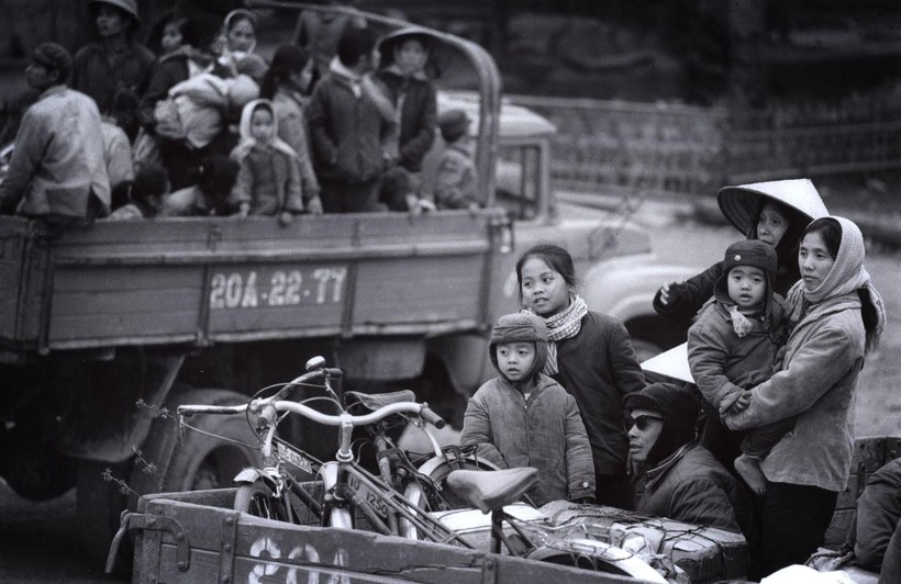 Phụ nữ và trẻ em sơ tán khỏi thị trấn để tránh các cuộc tấn công của quân đội Trung Quốc.