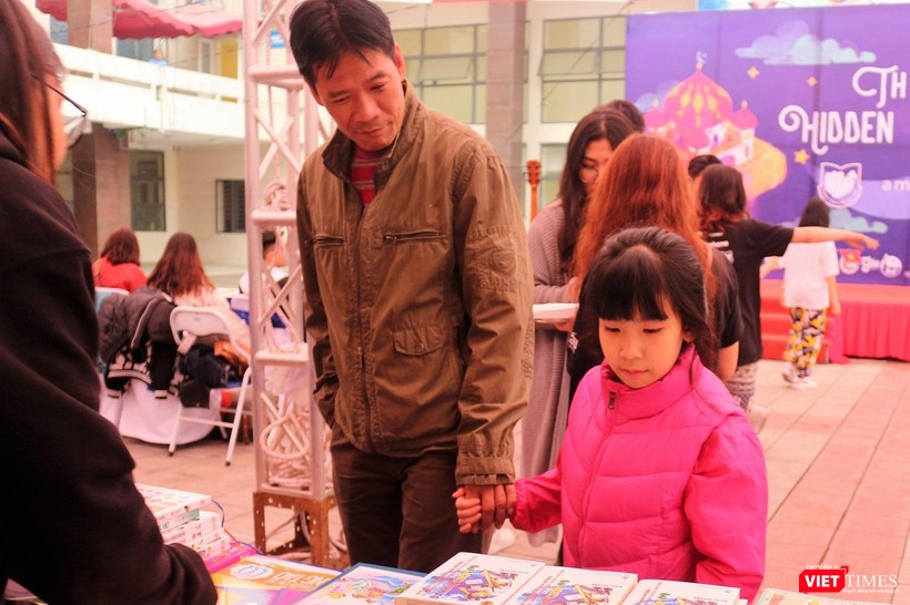 Anh Tuấn (Hà Nội) cho biết con gái anh rất thích thú với những đầu sách thiếu nhi tại The Hidden Book: Nghìn lẻ một đêm Anh Tuấn (Hà Nội) cho biết con gái anh rất thích thú với những đầu sách thiếu nhi tại The Hidden Book: Nghìn lẻ một đêm