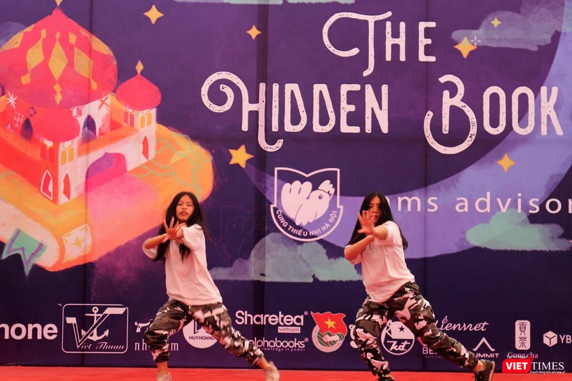 Màn trình diễn "cây nhà lá vườn" của ban tổ chức Ams Advisor Màn trình diễn "cây nhà lá vườn" của ban tổ chức Ams Advisor