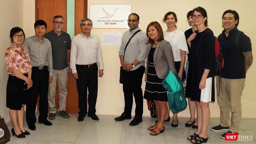 Đoàn viên chức tương lai của Đại sứ quán Mỹ chụp ảnh lưu niệm cùng lãnh đạo Hội Truyền thông số Việt Nam.