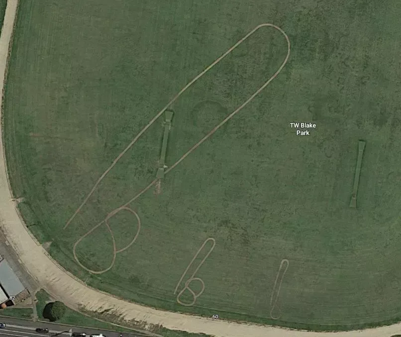 3 hình vẽ "dị vật" với kích thước khách nhau trên thảm cỏ của một công viên tại thành phố Melborne, Australia. Ảnh: The Sun