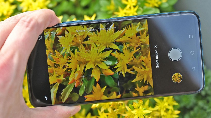 Chụp các bức ảnh cận cảnh bằng ống marco trên Honor 20 Pro tương đối khó, đặc biệt khi bạn không thể dựa vào hệ thống lấy nét tự động. Ảnh: Gizmodo Chụp các bức ảnh cận cảnh bằng ống marco trên Honor 20 Pro tương đối khó, đặc biệt khi bạn không thể dựa vào hệ thống lấy nét tự động. Ảnh: Gizmodo