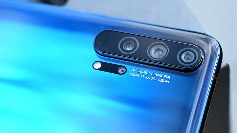 Lỗ nhỏ dưới ngay 3 ống kính camera là ống kính macro 2MP chuyên dụng. Ảnh: Gizmodo Lỗ nhỏ dưới ngay 3 ống kính camera là ống kính macro 2MP chuyên dụng. Ảnh: Gizmodo