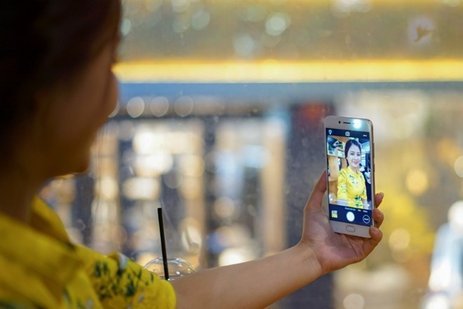 Camera trước được trang bị cảm biến SONY IMX376 tạo dải màu phong phú, hình ảnh độ chi tiết cao.