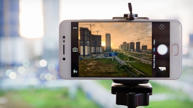 Camera sau 13 MP có khả năng lấy nét siêu nhạy trong 0,1 giây. Tốc độ khởi động, chụp và lưu ảnh nhanh. Đi sâu vào trong các tùy chọn, chế độ chụp được trang bị sẵn trên máy dễ dàng phục vụ những đối tượng nhiếp ảnh từ cơ bản đến nâng cao.