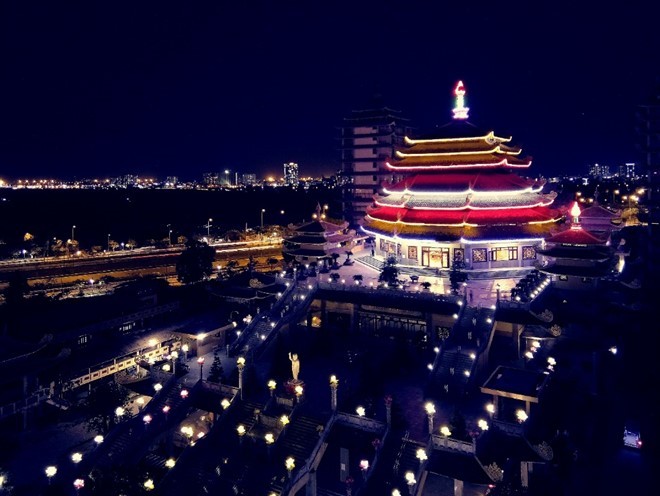 Ảnh chụp với ISO 100, phơi sáng 2,3 giây, WB đèn huỳnh quang và đã hậu kỳ bằng chế độ tích hợp sẵn trên máy.