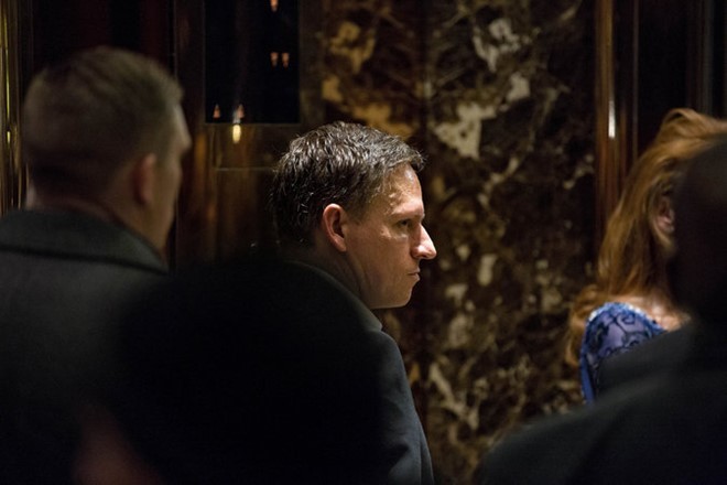 Cánh tay phải của Trump tại cuộc họp với các giám đốc điều hành công nghệ, ông là người duy nhất (tại Silicon) tài trợ 1,25 triệu USD trong chiến dịch tranh cử của Trump. Ảnh:The NewYork Times.