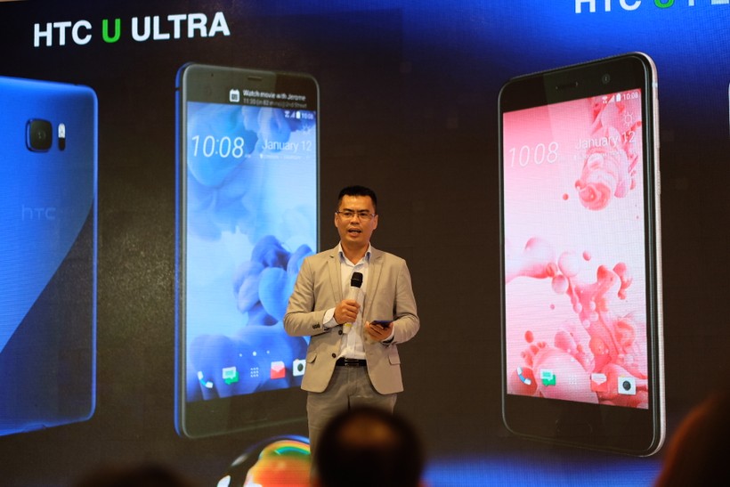 Giám đốc HTC Việt Nam giới thiệu bộ đôi HTC U tại buổi ra mắt.