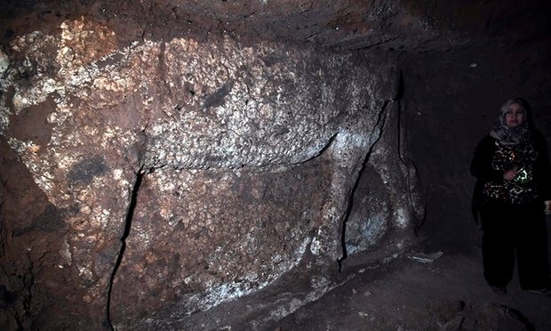 Bà Layla Salih, Trưởng phòng Đồ cổ của tỉnh Nineveh (thủ phủ là Mosul) đứng cạnh các hiện vật mới được phát hiện. Ảnh Aris Messinis/AFP/Getty Images