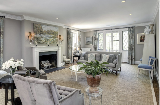 Một trong ba phòng khách của ngôi nhà