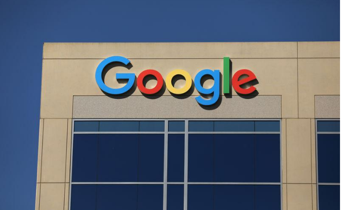 Logo của Google phía trên một tòa nhà của công ty tại Irvine, California, Hoa Kỳ. Ảnh Mike Blake chụp ngày 7/7/2017