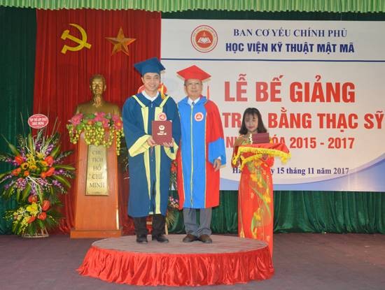 PGS, TS. Nguyễn Hồng Quang - Giám đốc Học viện Kỹ thuật Mật mã trao bằng cho tân Thạc sĩ An toàn thông tin.