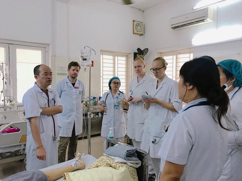 PGS.TS. Đỗ Duy Cường (ngoài cùng bên trái) đang trao đổi với các học viên nước ngoài tại Bệnh viện Bạch Mai