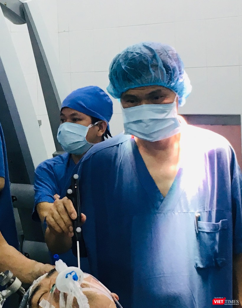 PGS. Đồng Văn Hệ trong ca mổ u não thức tỉnh PGS. Đồng Văn Hệ trong ca mổ u não thức tỉnh