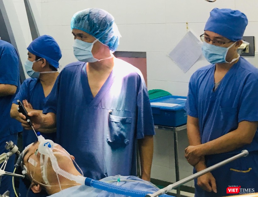 PGS.TS. Đồng Văn Hệ thực hiện ca mổ u não thức tỉnh