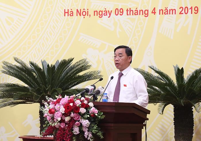 Giám đốc Sở Y tế Nguyễn Khắc Hiền trình bày Tờ trình điều chỉnh giá KCB tại kỳ họp của HĐND