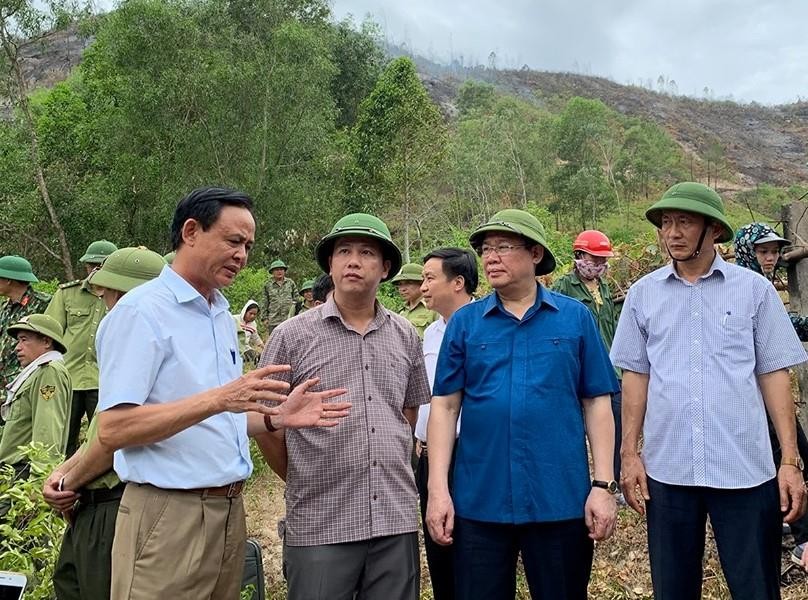 Ngày 1/7, Phó Thủ tướng Vương Đình Huệ tiếp tục thị sát việc chữa cháy rừng tại huyện Đức Thọ (ảnh: Thành Chung)