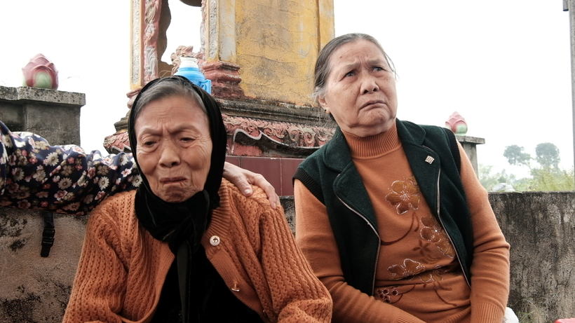 Hai mẹ liệt sĩ bị nhầm mộ con (ảnh: VTV) Hai mẹ liệt sĩ bị nhầm mộ con